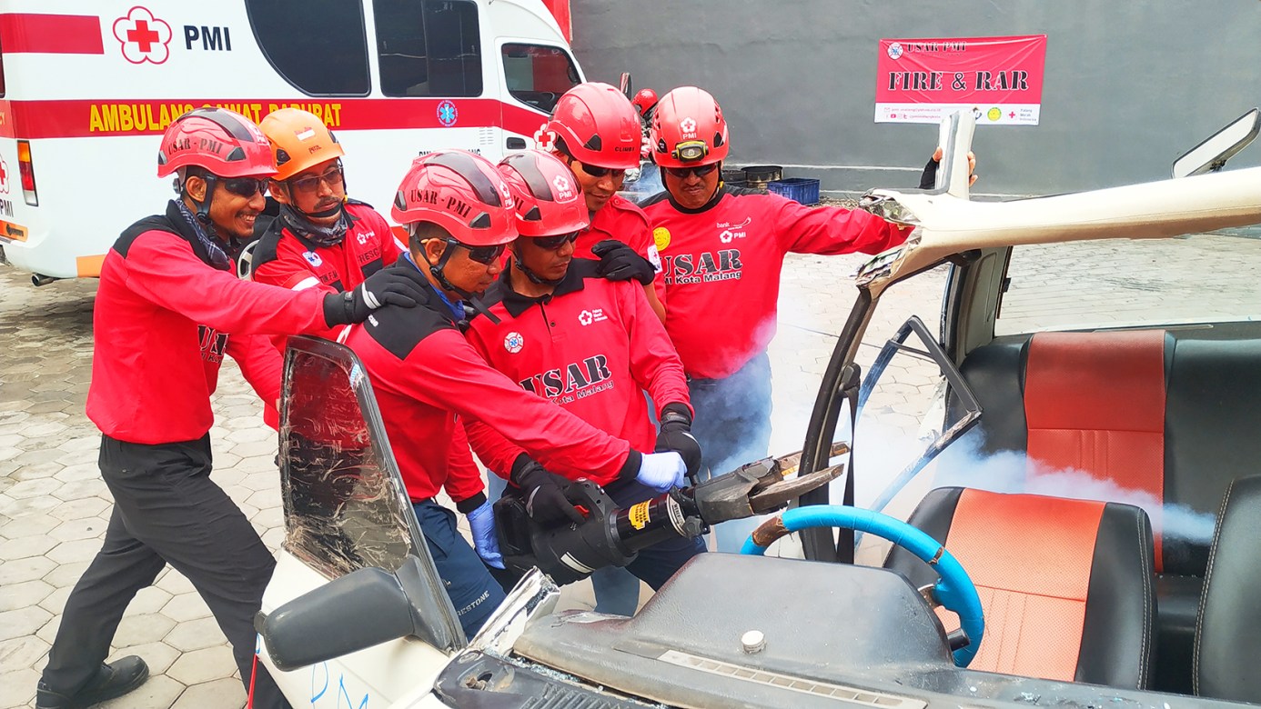 first aid accident kecelakaan diklat PMI PMR KSR relawan majalengka korps Red Cross Indonesia website