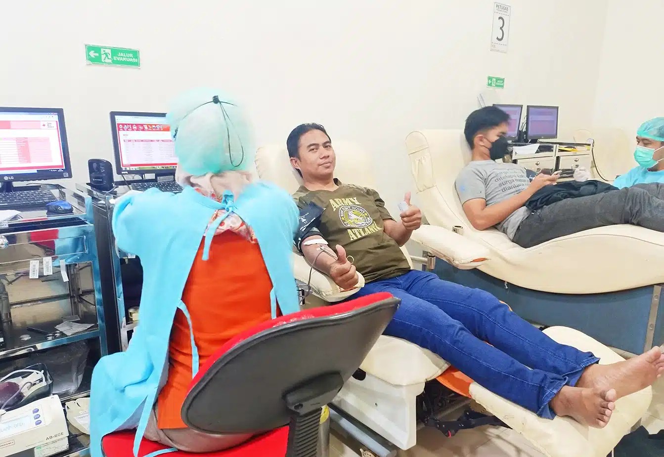 Relawan-PMI-PMR-KSR-majalengka-donor-darah-warga-bantuan-bencana-Indonesian-red-cross-bulan-sabit-Palang-Merah